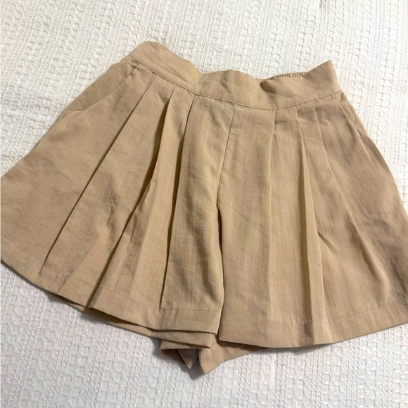 Aqua Pants - Aqua Tan Pleated Shorts Size M